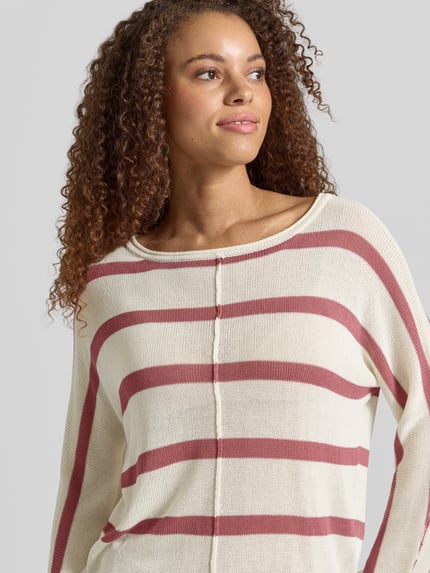 Frauenmodel trägt Boxy Fit Strickpullover aus Viskose-Mix Modell 'ALBERTA' von Pepe Jeans, creme mit rostroten Streifen, Strickoptik, Struktur, Label-Applikation, U-Boot-Ausschnitt, Langarm, gerippter Rumpf- und Ärmelabschluss, Nahaufnahme Oberkörper.