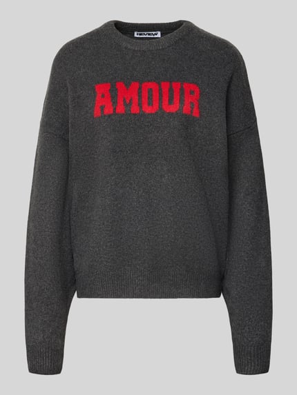 Produktfoto, Regular Fit Pullover in Strick-Optik von REVIEW in Dunkelgrau mit rotem AMOUR-Schriftzug, gerippte Blenden, Damen-Pullover, Material-Mix mit Stretch-Anteil