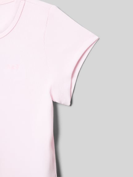 Produktfoto, różowy dziecięcy t-shirt z mieszanki bawełny, prosty krój, wyhaftowane logo, okrągły dekolt, model 'ESSENTIAL' od Abercrombie&Fitch, długość tyłu w rozmiarze 134: 42 cm