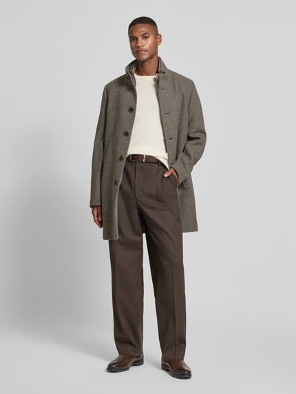 Männermodel trägt Kurzmantel mit Steppeinsatz und Stehkragen von Roy Robson in Grau mit Knopfleiste, Regular Fit, Ganzkörperansicht von vorne.
