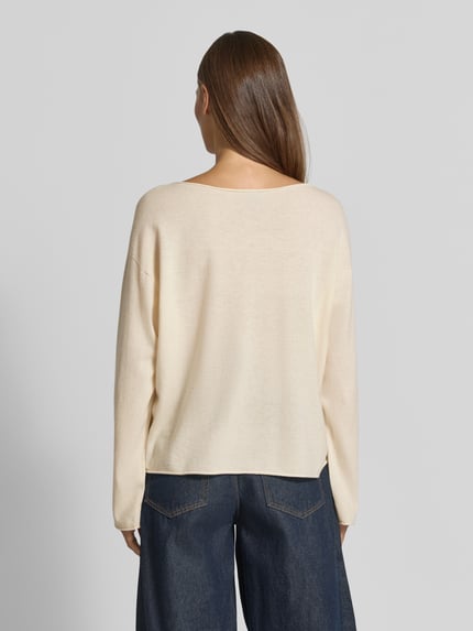Frauenmodel trägt hellen Regular Fit Pullover aus Kaschmir-Schurwoll-Mix Modell 'C_Faprosa' von BOSS Orange, lockere Struktur, Ganzkörperansicht Rückansicht. Damen Pullover von BOSS Orange.
