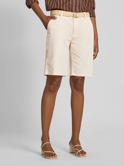 Vrouwenmodel draagt dames Bermudas van Soyaconcept, mix van katoen en elastaan, regular fit, model 'ROVENA', met riem, kleur licht beige, bandwijdte maat 36: 41 cm, binnenbeenlengte maat 36: 26 cm. Ganzebodyvooraanzicht.