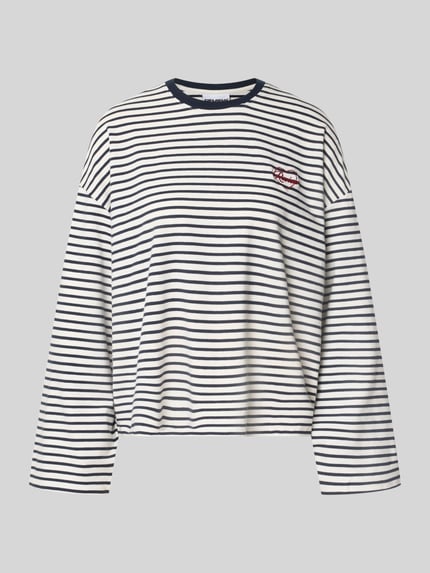 Produktfoto, Relaxed Fit Sweatshirt mit Baumwoll-Anteil von REVIEW, weiß mit dunkelblauen Streifen, Logo-Stitching, Rundhalsausschnitt, elastischer Material-Mix, langärmelig, Rückenlänge bei Größe S 52 cm
