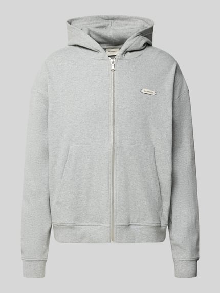 Produktfoto, graue Sweatjacke mit Känguru-Tasche Modell 'L’ATELIER LINE' von RETERNITY aus Baumwoll-Elasthan-Mix, Regular Fit, Kapuze, Reißverschluss und Label-Detail