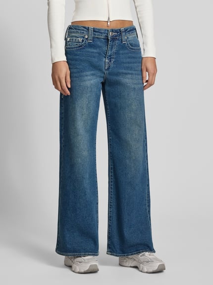 Frauenmodel trägt Baggy Fit Jeans im Used-Look Modell 'BOBBY' von TRUE RELIGION aus Baumwoll-Elasthan-Mix mit Eingrifftaschen, Ganzkörperansicht von vorne.