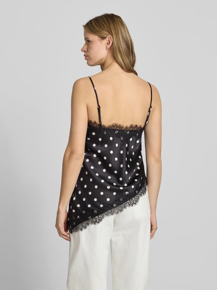 Frauenmodel trägt Slim Fit Trägertop mit asymmetrischem Rumpf Modell 'BELLA' von Only, Optik:Allover-Muster, Spitze, Satin, Ganzkörperansicht Rückansicht.
