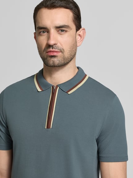 Männermodel trägt Regular Fit Poloshirt mit Reißverschluss von PAUL SMITH in Blau, Baumwoll-Elasthan-Mix, Nahaufnahme Oberkörper.