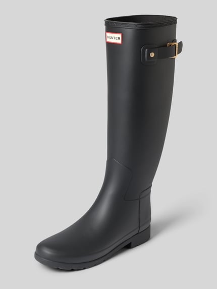 Produktfoto, Stiefel mit Label-Detail und Blockabsatz von Hunter, schwarz, abgerundete Form, strukturierte Sohle, Label hinten