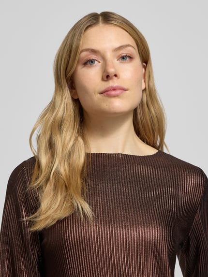 Modelka kobieca nosi Longsleeve mit Rippenstruktur od Zero, połyskująca tkanina, dekolt łódka, zbliżenie na górną część ciała.