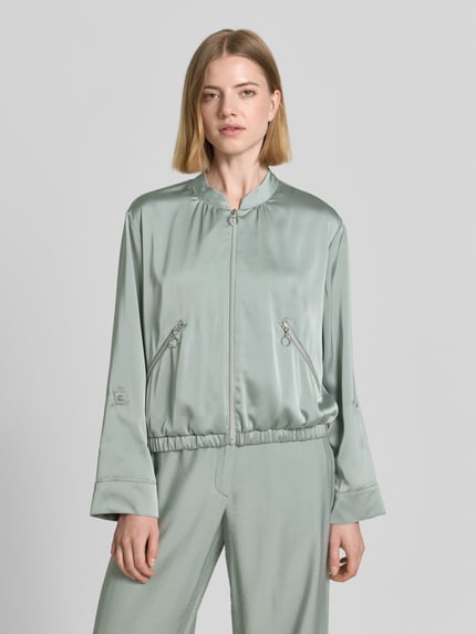 Vrouwenmodel draagt Blouson mit regulierbarer Ärmellänge und Reißverschlusstaschen van Betty Barclay in satijnen mintgroen, regular fit met opstaande kraag en ritszakken, normale ruglengte, schouder- en borstbreedte, lange mouw, vooraanzicht bovenlichaam.