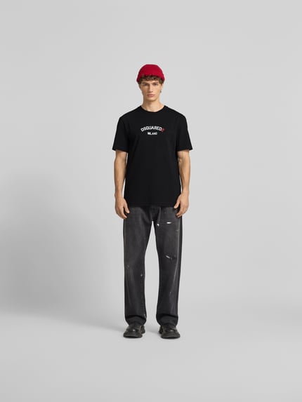 Männermodel trägt Loose Fit T-Shirt mit Logo-Print von Dsquared2 in Schwarz, reine Baumwolle, Rundhalsausschnitt, Ganzkörperansicht von vorne.