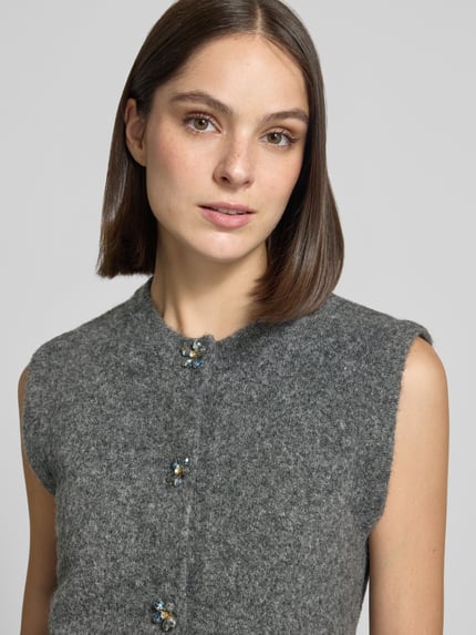 Frauenmodel trägt Strickweste mit Rundhalsausschnitt Modell 'OMEA' von b.young, grauer Material-Mix mit Woll-Anteil, Nahaufnahme Oberkörper.