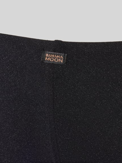 Produktfoto, Bikini-Slip mit seitlicher Schnürung von Banana Moon, czarny, połyskujący materiał z elastycznym dodatkiem, dopasowany krój