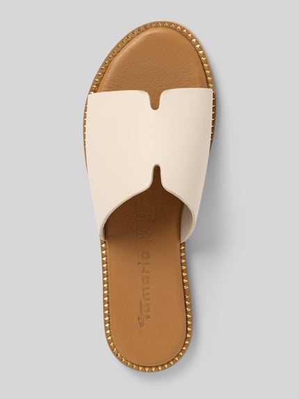 Produktfoto, Pantoletten aus echtem Leder von Tamaris mit metallic Optik, offener Schuhspitze, Blockabsatz, Ziersteinbesatz, strukturierte Sohle