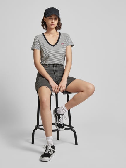 Levi's® T-shirt z dekoltem w serek Czarny 1