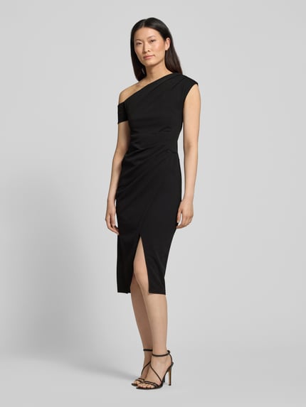 Frauenmodel trägt Midikleid mit Raffungen von Lipsy in Schwarz, Elastischer-Material-Mix, Taillierte Passform, Gehschlitz, One-Shoulder-Design, Ganzkörperansicht von vorne.