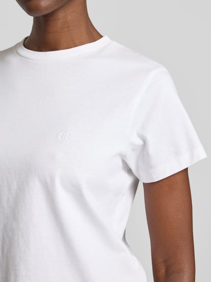 Vrouwenmodel draagt Regular Fit T-shirt met logo-stitching van Anine Bing, puur katoen, ronde hals, ruglengte maat S 50 cm, Nahaufnahme Oberkörper
