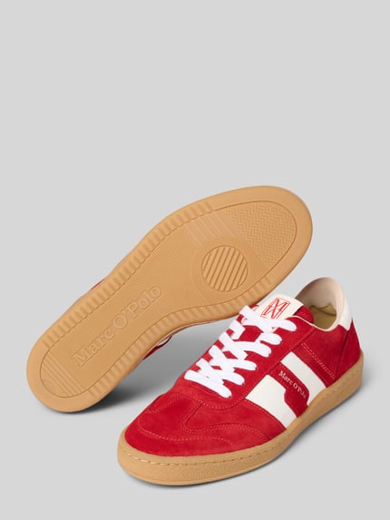 Produktfoto, Low Top Sneaker aus echtem Rindsvelours von Marc O'Polo in Rot mit weißen Details, runder Spitze und strukturierter Sohle