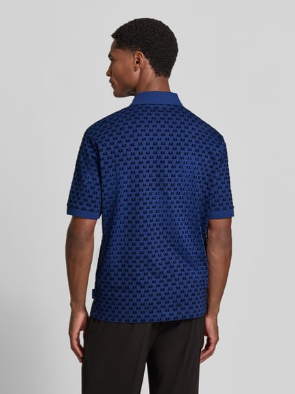 Männermodel trägt Regular Fit Poloshirt aus reiner Baumwolle von Armani Exchange in Blau mit Allover-Logo-Print, Rückenansicht, Ganzkörperansicht Rückansicht.