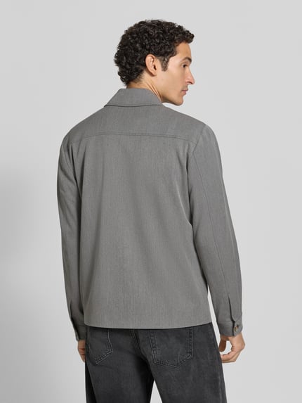 Männermodel trägt Hybrid Jacke mit Brusttaschen Modell 'Marseille' von Les Deux in Grau, Material-Mix, Ganzkörperansicht Rückansicht.