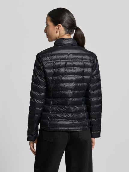 Vrouwenmodel draagt Steppjacke mit Stehkragen Modell 'MOON' van Blauer Usa, slim fit in zwart met glanzende textuur, rugaanzicht, context: dames steppjacke, knoopsluiting, ruglengte maat S 60 cm, schouderbreedte 40 cm, borstwijdte 44 cm, mouwlengte 60 cm.