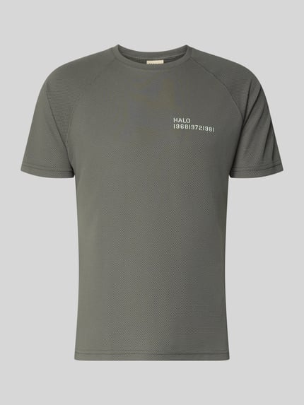 Produktfoto, t-shirt z nadrukiem z logo, model 'SORONA' od HALO, khaki, okrągły dekolt, krój regular fit, długość tyłu w rozmiarze M: 69 cm