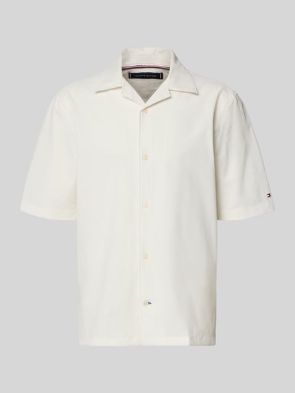 Produktfoto, Relaxed Fit Freizeithemd aus Seersucker-Material von Tommy Hilfiger, kremowy kolor, krótki rękaw, wzór allover, materiał teksturowany