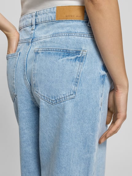 Vrouwenmodel draagt Wide Fit Jeans met 5-pocket-design model 'ALEXA' van Noisy May in lichtblauw katoen, detailopname achterzijde.
