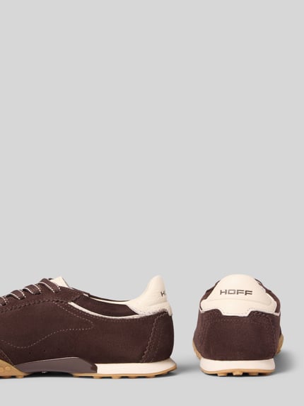 Produktfoto, Sneaker aus echtem Leder mit Logo-Detail Modell 'Bridge' von HOFF, brauner und cremefarbener Materialmix, abgerundete Form, leicht profilierte Sohle, Damensneaker mit Schnürverschluss, Größe 40 mit 1 cm Absatzhöhe, Schafthöhe 8 cm, Schaftweite 9 cm, seitliche und Rückansicht vor grauem Hintergrund