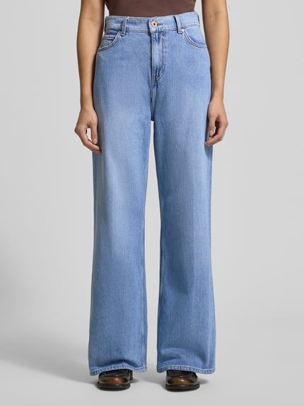 Kobiece model nosi Jeans mit 5-Pocket-Design Modell 'Luise' od Mustang, jasnoniebieski, luźny krój, bawełna z modalem, widok z przodu, ujęcie całopostaciowe.