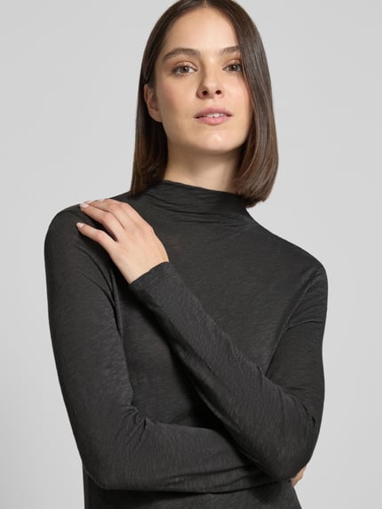 Frauenmodel trägt Langarmshirt mit Mock Neck Jersey von MARC O'POLO in Melange-Optik, Strukturmuster, Nahaufnahme Oberkörper.