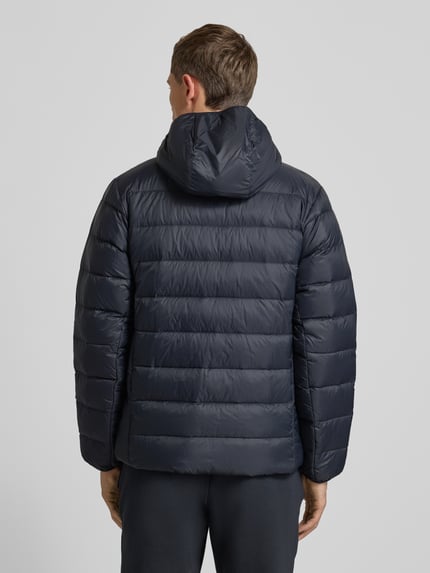 Männermodel trägt dunkelblaue Daunenjacke mit Kapuze und Logo Modell 'LEGEND' von Under Armour, Regular-Fit, Rückansicht, glatte Struktur.