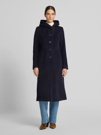 Frauenmodel trägt dunkelblauen Mantel mit Schalkragen und Eingrifftaschen Modell 'Nella' von Milo Coats, Regular Fit, Ganzkörperansicht von vorne