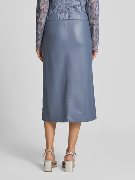 Frauenmodel trägt Midirock in Leder-Optik mit Eingrifftaschen von Marc Cain, blau, Straight Fit, elastischer Bund, Ganzkörperansicht Rückansicht.
