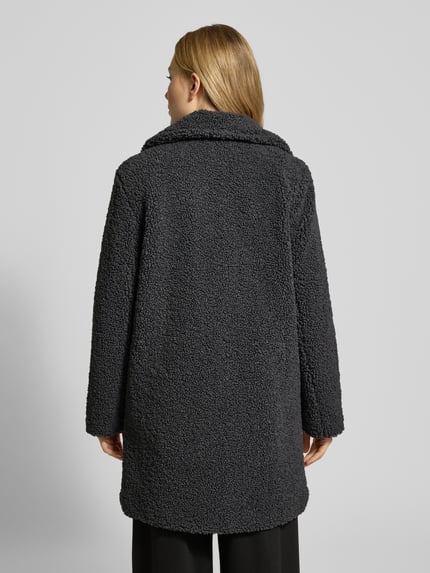 Frauenmodel trägt Regular Fit Teddy-Mantel mit Umlegekragen Modell 'KYLIE' von Vero Moda, unifarben, strukturierte Textur, Ganzkörperansicht Rückansicht