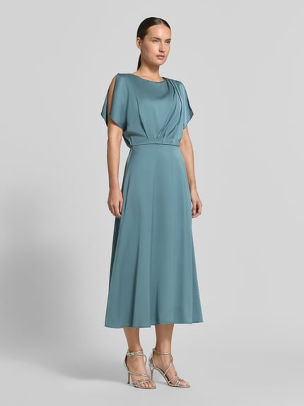 Frauenmodel trägt Midikleid aus Satin von SWING in Blau, taillierte Passform, U-Boot-Ausschnitt, ärmellos, Ganzkörperansicht von vorne.