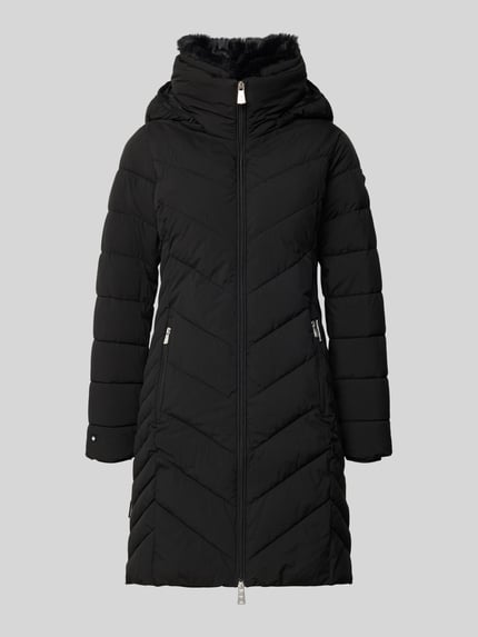 Produktfoto, schwarze Steppjacke mit Kapuze und Zweiwege-Reißverschluss Modell 'COSETTE' von khujo, glatte Oberfläche, länglicher Schnitt.