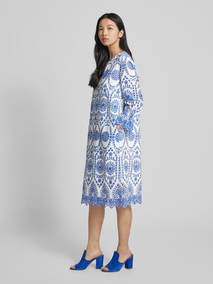 White Label Knielanges Kleid mit Lochstickerei Marine 1