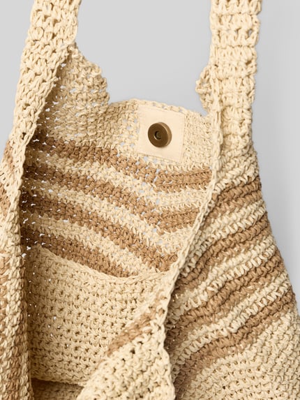 Productfoto, shopper met draagband Model 'Serenea' van Barts, puur katoen, hoofvak met magneetsluiting, breedte 30 cm, lengte 26 cm, diepte 3 cm, schouderbandlengte 26 cm, beige en lichtbruine strepen, grof gebreide textuur