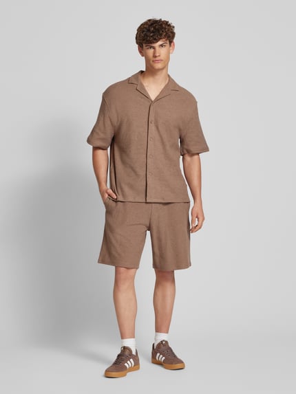 REVIEW Regular Fit Sweatshorts mit Strukturmuster Mud 1
