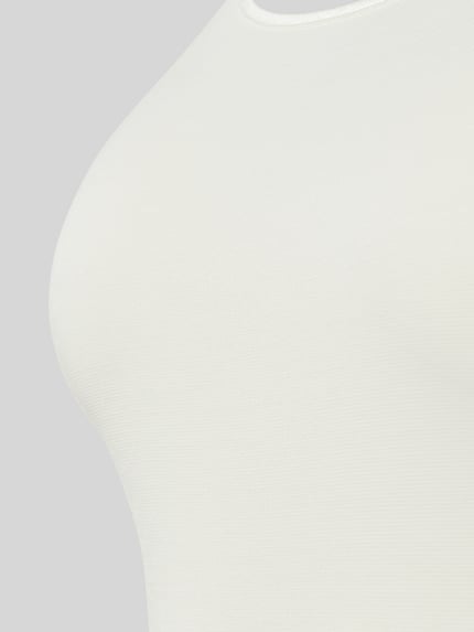 Kobiece modelka nosi białe, dopasowane podkoszulki z mieszanki wiskozy ze stretchem, szerokie ramiączka, Emotion od Mey, zbliżenie torsu.