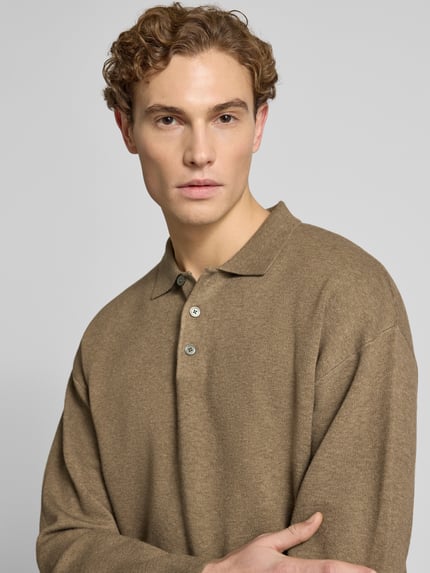 Mannelijk model draagt Jack & Jones Premium Strickpullover mit Polokragen Modell 'BLABRADFORT', gemêleerd bruin, relaxte pasvorm, Nahaufnahme bovenlichaam.
