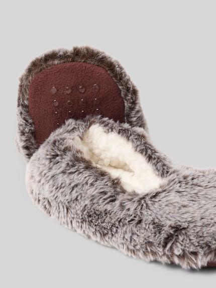Produktfoto, Kuschelsocken mit Noppen von CAPELLI NEW YORK in Grau und Weiß, flauschige Textur, Detailaufnahme der Sohle