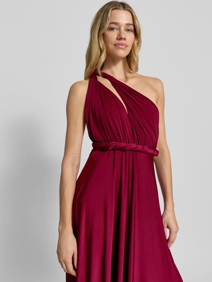 Vrouwenmodel draagt maxi-jurk met diepe V-hals van Rose Avenue, getailleerd model, tailleband, ruglengte bij maat S 135 cm, close-up bovenlichaam