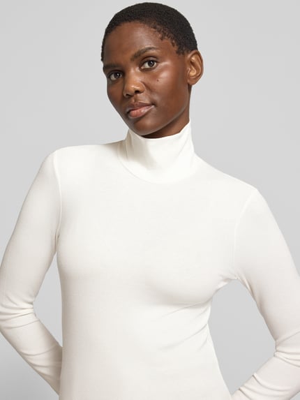 Frauenmodel trägt Langarmshirt mit Rollkragen Slim Fit von MARC O'POLO, unifarben, strukturierte Optik, Nahaufnahme Oberkörper.