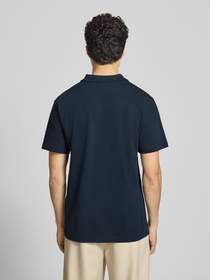 Mannenmodel draagt Regular Fit Poloshirt met logo van G-Star Raw in donkerblauw, puur katoen, knoopsluiting, ruglengte maat M 74 cm, volledig zicht van achteren.