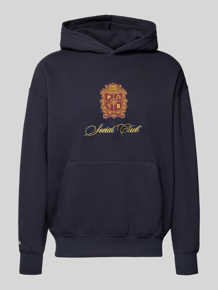 Produktfoto, dunkelblauer Hoodie mit Kapuze von PROHIBITED aus Baumwoll-Mix, lockerer Schnitt, Känguru-Tasche, Label-Detail, gerippte Abschlüsse.