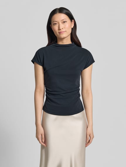 Frauenmodel trägt T-Shirt aus Modal-Mix mit Raffungen von Jake*s Collection, Slim-Fit, Stehkragen, dunkel, Ganzkörperansicht von vorne.