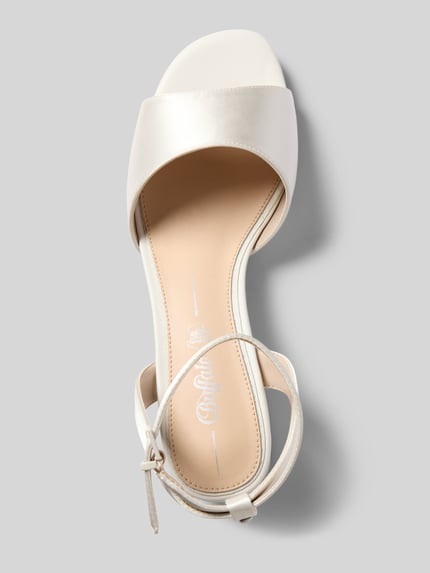 Produktfoto, Sandalette mit Blockabsatz Modell 'BEATE' von Buffalo aus Satin mit Riemen und Dornschließe, Absatzhöhe 6 cm, Schaftweite 7 cm, Farbe Creme, glatt-matte Textur, Größe 40.