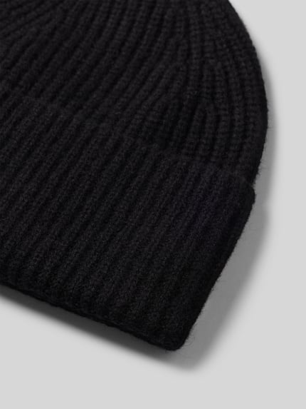 Produktfoto, Mütze aus reinem Kaschmir von Christian Berg Men in Schwarz, grob gestrickt mit breitem Umschlag, weiche Textur